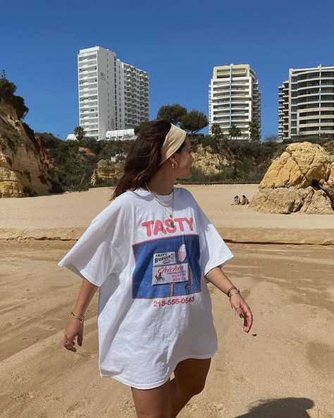 elâ on Instagram: “counting the days until i'm at the beach again (hint: it's soooon) 🌞” Red Adidas Gazelle, Outfit Blue Jeans, Jewellery Outfit, Outfit Picnic, Samba White, Summer Outfit Beach, White Ruffle Skirt, Minimal Shirt Design, Gazelle Adidas