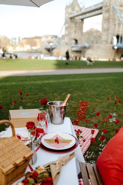 Tower Bridge Proposal Red Picnic Aesthetic, Red Luxury Picnic, London Picnic, Picnic Aesthetic Central Park, London Proposal, Eiffel Tower Picnic Aesthetic, Red Picnic, Picnic Proposal, Picnic Company