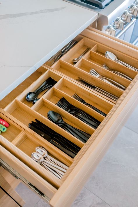 Spring Cleaning Tips Blue Open Plan Kitchen, Kitchen Knife Storage, Kailee Wright, Spring Cleaning Tips, Knife Organization, House Organisation, Kitchen Cabinet Drawers, Kitchen Drawer Organization, Spring Cleaning Hacks