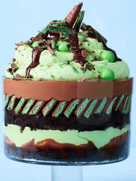 If this choc mint trifle doesn't scream Christmas dessert, we don't know what does. Loaded with Aeros, mud cake, dark chocolate and lots and lots of cream, it's the ultimate centerpiece. Best of all, you can prepare it ahead of time. Mint Trifle, Peppermint Trifle, Christmas Trifle Recipes, Cake Dark Chocolate, Scream Christmas, Mint Desserts, Easter Cooking, Christmas Trifle, Xmas Desserts