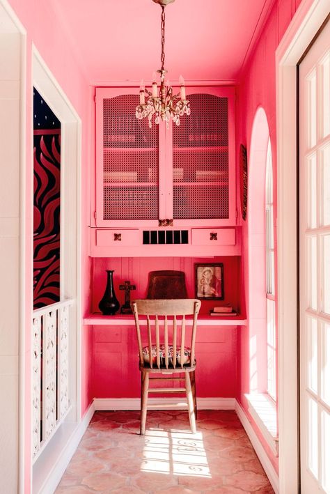 Pairing Ideas, Authentic Decor, Office Nook, Funky Home Decor, Pink Home Decor, Large Dining Room, Minimalist Bathroom, Color Pairing, Pink Room