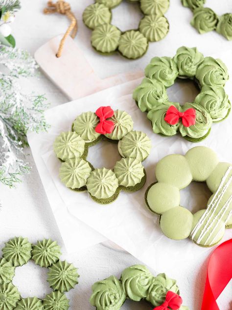 Christmas Wreath Macarons - Everything Marina Winter Macaron Flavors, Christmas Macaron Flavors, Christmas Tree Macarons, Textured Macarons, Macaron Cake Ideas, Wreath Macarons, Christmas Macarons Flavors, Meringue Designs, Macaron Fillings