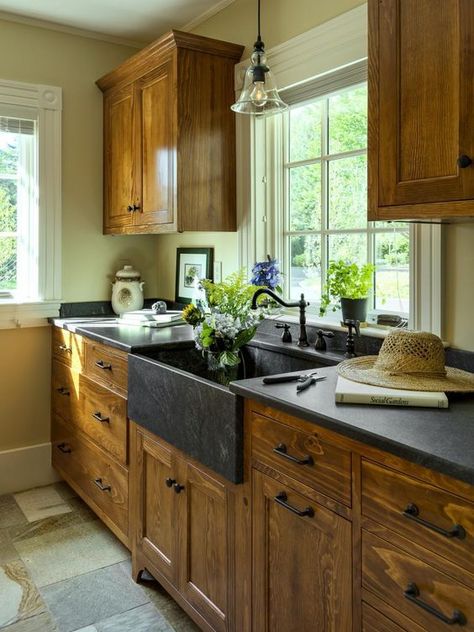 Dapur Rustic, Rustic Farmhouse Kitchen Cabinets, Rustic Kitchens, Farmhouse Light, Cabinets Painted, Kitchen Ikea, Cottage Style Kitchen, Rustic Kitchen Cabinets, Ideal Kitchen