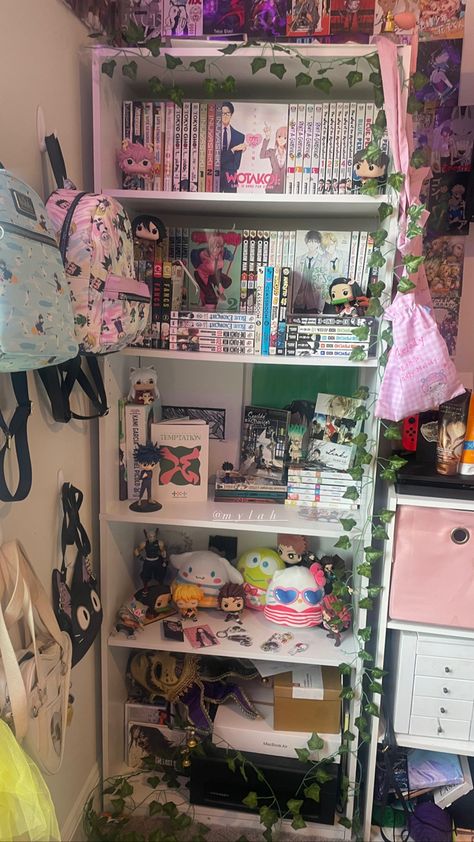 Shelf Decor Maximalist, Manga Shelf Aesthetic, Shelving Manga, Manga Shelf Ideas, Manga Display, Anime Room Aesthetic, Bookcase Aesthetic, Manga Shelves, Casual Apartment