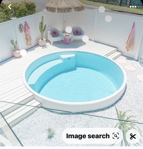 Round Plunge Pool Ideas Small Spaces, Pool In Corner Of Backyard, Round Plunge Pool Ideas, Round Swimming Pools, Small Round Pool, Plunge Pool Ideas Small Spaces, Round Plunge Pool, Mini Pool Ideas, Circle Pool