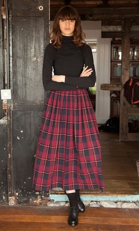 Tartan Skirt Outfit, Long Gathered Skirt, Tartan Fashion, Kilt Outfits, Tartan Skirt, Tartan Dress, Looks Street Style, Skirt Outfit, Plaid Fashion