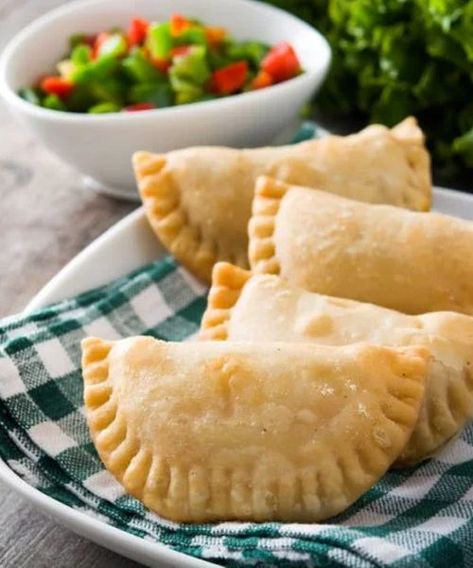 Cómo #hacer #empanadas #veganas: 2 #recetas Las empanadas veganas son fáciles de hacer, nutritivas y realmente sabrosas. Por eso, no te pierdas nuestras dos recetas. Pizza Snacks, Looks Yummy, Egg Free, Ricotta, Apple Pie, Vegan Vegetarian, Mozzarella, Macaroni And Cheese, Meal Prep