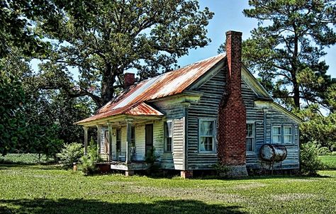 Old house near Burgaw North Carolina. Rural North Carolina, Forgotten Things, Southern Summer, Dream Beach Houses, Farm Houses, Southern Gothic, Old Farm Houses, Dream Beach, Bright Star