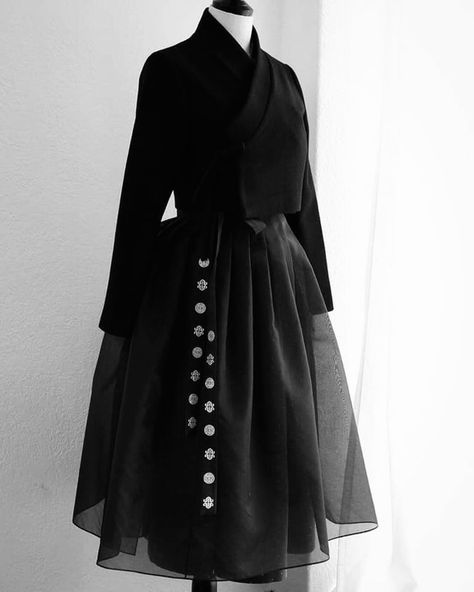 Hanbok Style Dress, Kebaya Hanbok, Hanbok Dress Modern, Black Hanbok, Modernized Hanbok, Hanbok Outfit, Korean Hanbok Modern, Hanbok Aesthetic, Hanbok Fashion