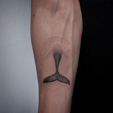 Misty Tattoo, Whale Tail Tattoo, Tail Tattoo, Pointillism Tattoo, Element Tattoo, Tatuagem Masculina Pequena, Tattoo Dotwork, Whale Tattoos, Ocean Tattoos