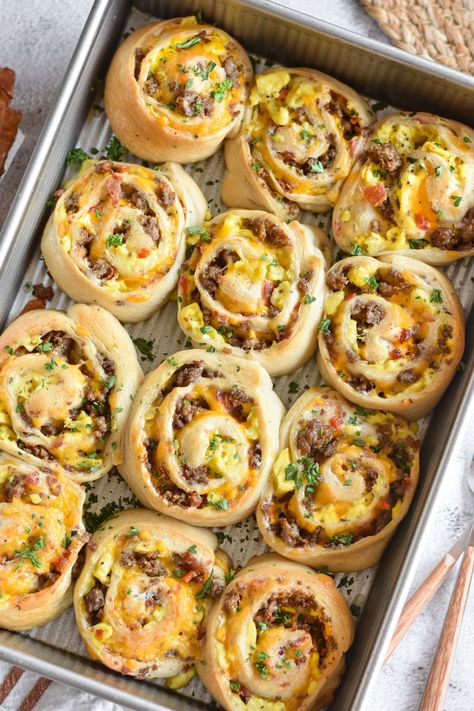 Breakfast Rolls Breakfast Pinwheels, Food Healing, Dance Around The Kitchen, Brunch Punch, Brunch Sandwich, Crescent Roll Breakfast Recipes, Breakfast Sliders, Breakfast Favorites, Eggs And Cheese