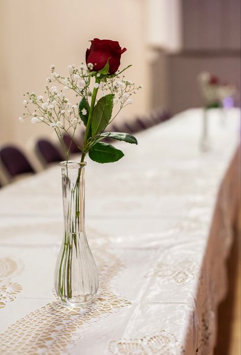 Red Bud Vases, Simple Red Rose Centerpiece, Simple Rose Centerpiece, Single Rose Centerpiece, Christmas Wedding Table, Red Roses Centerpieces, Rose Centerpieces Wedding, Bud Vases Wedding, Long Table Wedding