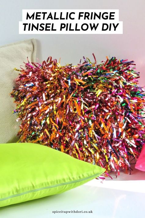 Tinsel Earrings, Pillow Making, Easy Pillows, Diy Spices, Christmas Tinsel, Fringe Pillows, How To Craft, Diy Cushion, Diy Pillows