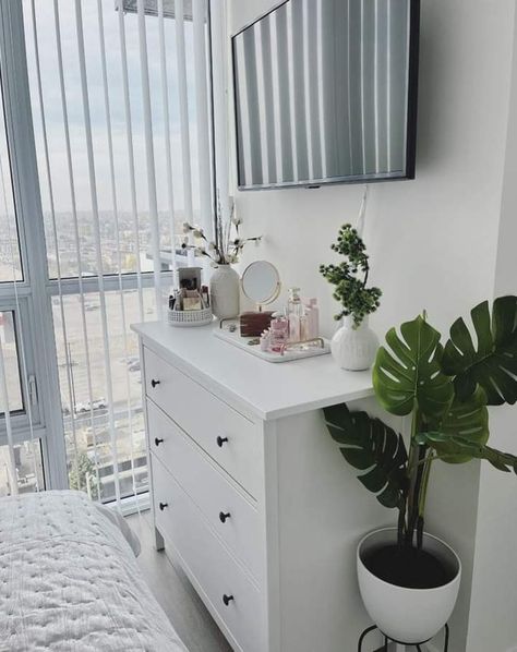 Tv Set Up Bedroom, Small Bedroom Dresser, Bedroom Dresser Decor Ideas, Dresser Decor Ideas, Bedroom Dresser Decor, Beautiful Dorm Room, Dresser Decor Bedroom, White Room Decor, Perfume Jewelry