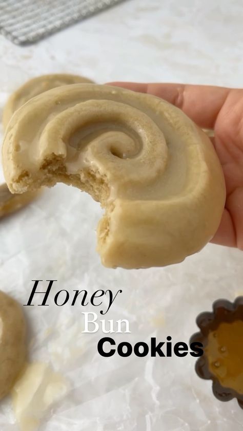 chahinez_tbt on Instagram: Childhood memories activated ✅ follow @chahinez_tbt for more recipes like this one! We took a honey bun and transformer it into a cookie… Honey Bun Crumbl Cookie, Crumbl Cookie Recipe, Honey Bun, Honey Buns, Cat Recipes, More Recipes, Cookie Monster, Sweets Treats, Cookie Recipe