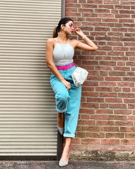 Wall Photography Poses, Wall Photoshoot Poses, Wall Poses Instagram, Calgary Photoshoot, Poses Against Wall, 90s Poses, Pose Examples, Street Photography Poses Women, Jeans Poses