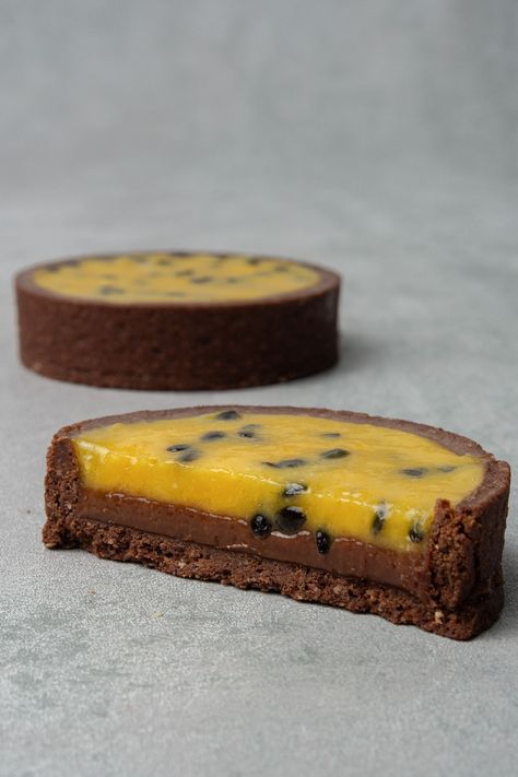 Passion Fruit Tartlet, Passion Fruit Curd Tart, Passion Fruit Curd Cake, Tart Filling Ideas, Tartelette Recipes, Vertical Tart, Tart Idea, Tart Shell Recipe, Passion Fruit Chocolate