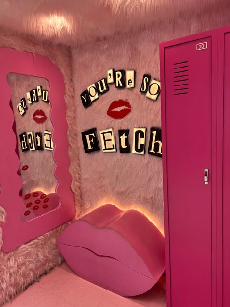 Bratz Home Decor, Bratz Bedroom Ideas, Y2k Store Interior, Girly Airbnb, Bratz Decor, Barbie Room Aesthetic, Barbie Classroom, 2000s Decor, Bratz Room