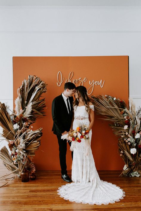 Rust Backdrop Wedding, Wedding Backdrop Terracotta, Boho Wedding Backdrop Receptions, Bohemian Photobooth, Orange Photo Backdrop, Terracotta Backdrop, Terracotta Florals, Wedding Backdrop Reception, Boho Backdrops