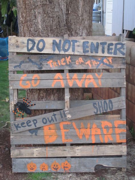 DIY Halloween sign using old pallet. Kids can paint without worrying about the mess. Scary Pallet Halloween Decorations, Halloween Wooden Pallet Ideas, Diy Halloween Decorations Pallets, Diy Halloween Signs Wood Outdoor, Pallet Halloween Decorations Diy, Halloween Pallet Diy, Backyard Maze, Halloween Pallet Signs, Haunted Basement