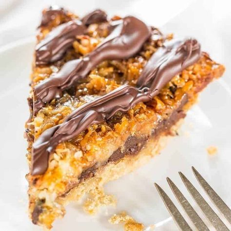 Samoa Pie Recipe (Girl Scouts Cookie Pie!) - Averie Cooks Samoa Pie Recipe, Samoas Cookie Pie, Samoa Cookie Pie, Samoa Pie, No Bake Copycat Samoa Girl Scout Cookies, No Bake Somoa Girl Scout Cookies, Girl Scout Samoa Cookies Recipes, Samosa Pie, Samoa Cookie