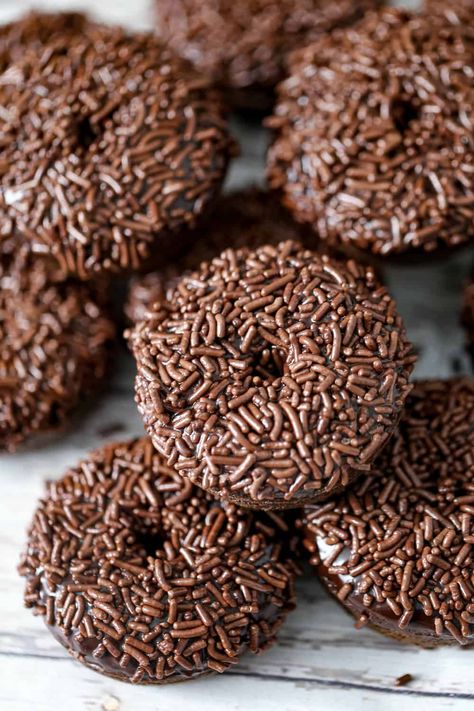 These Fun Chocolate Sprinkle Donuts make the most fun breakfast or party goodies and they’re easy to mix up since they’re baked instead of fried! These mini chocolate donuts are perfect for Halloween and when chocolate treats are on the radar! Greek Yogurt Cake, Chocolate Extract, Chewy Sugar Cookie Recipe, Easy Donuts, Sprinkle Donut, Filled Donuts, Chewy Sugar Cookies, Choco Chips, Chocolate Sprinkles