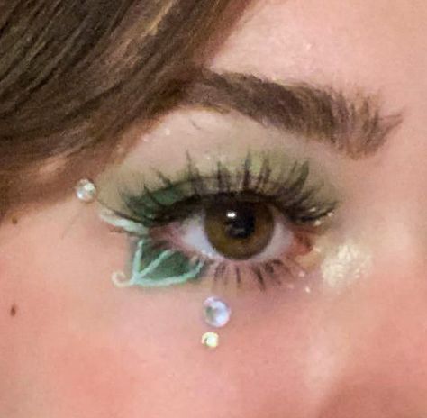 Tinkerbell Halloween Makeup, Tinker Bell Makeup Halloween, Tinker Bell Inspired Nails, Tinker Bell Disneybound, Fey Makeup, Peter Pan Makeup, Fairy Disneybound, Tinker Bell Makeup, Green Fairy Makeup