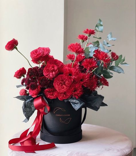 Floral Arrangements In Vases, Natural Flower Centerpieces, Valentines Day Floral Arrangements, Love Is In Full Bloom, Modern Flower Design, Red Flower Arrangements, Luxury Flower Arrangement, Red Rose Arrangements, Valentine Flower Arrangements