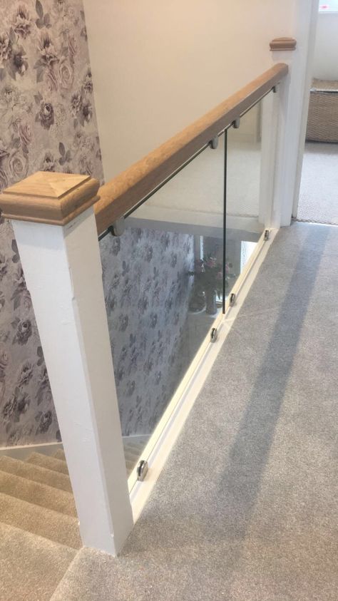 Glass Banister Landing, Hallway Glass Bannister Ideas, Glass Stair Banister, Landing Bannister Ideas, Glass Landing Banister, Glass Banister Ideas, Glass Bannister Ideas, Internal Balustrade, Glass Staircase Ideas