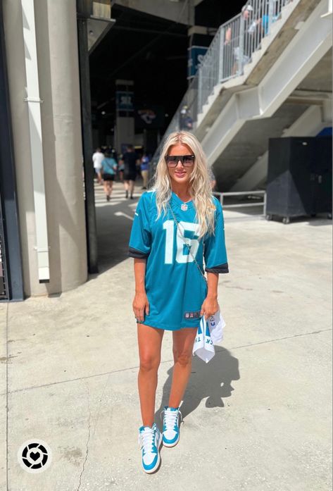 Jacksonville Jaguars Game Day Outfit, Jax Jaguars, Calvin Ridley, Jordan 1 Sneakers, Jordan 1 Outfit, Outfit Ideas Fashion, Game Outfit, Football Game Outfit, Nfl Outfits