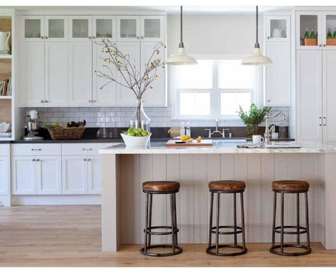 White kitchen Shiplap Kitchen, Cuadros Diy, Kitchen Island Decor, Modern Kitchen Island, Wood Bar Stools, Wood Counter, Interior Modern, Counter Height Bar Stools, Modern Farmhouse Kitchens