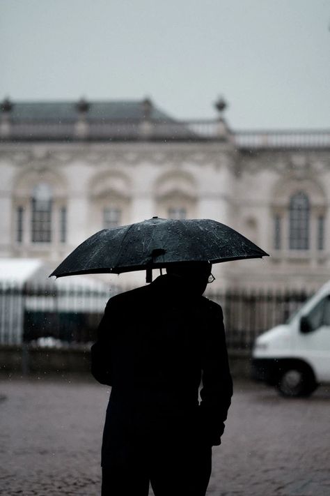 Urban People, Rain Wallpapers, Black Umbrella, Aviation Photography, Folding Umbrella, Security Solutions, College Fun, Underwater Photography, Real Man