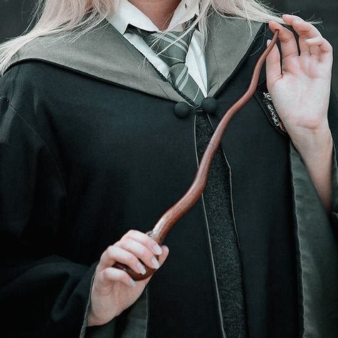 Slytherin Girl Aesthetic, Slytherin Uniform, Slytherin Girl, Rabastan Lestrange, Slytherin Wallpaper, Hogwarts Uniform, Pansy Parkinson, Slytherin Pride, Slytherin House