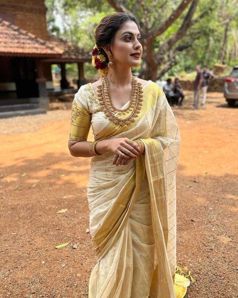 Anusree In Kerala Saree, Kerala Sarees Traditional, Latest Kerala Saree Trends, Onam Saree Jewellery, South Indian White And Gold Saree, Kasavu Saree Blouse Designs Latest, Wedding Set Saree Kerala, Bridal Kerala Saree, Anusree In Saree