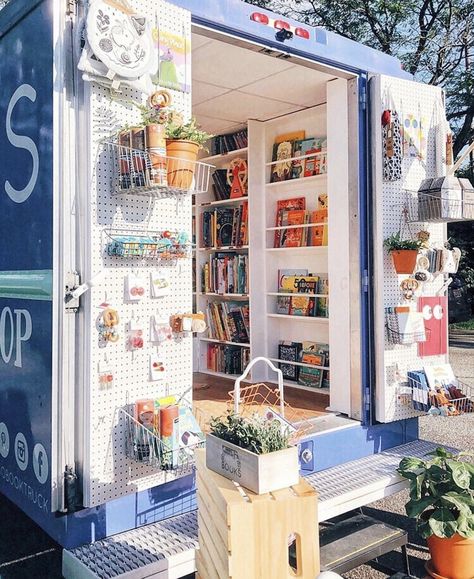 Mobile Bookstore, Book Truck, Bookshop Café, Calming Photos, Bookstore Design, Flea Market Booth, Vision Board Book, Business Vision Board, Mobile Library