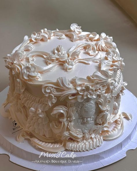 MISSJCAKE (@missjcakeart) • Instagram photos and videos 1800 Cake Ideas, April Cake Ideas, Photo Cake Ideas, 20 Something Cake, Cake Ideas For Women Birthday, Bday Cake Ideas, Marie Antoinette Cake, Wedding Cake Vintage, Vintage Wedding Cakes