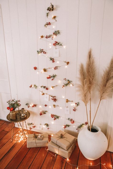 Alternative Christmas Tree Ideas, Christmas Tree Alternatives, Crismas Tree, Ideas Decoracion Navidad, Light Tree, Fairy Christmas, Wall Christmas Tree, Cool Christmas, Alternative Christmas