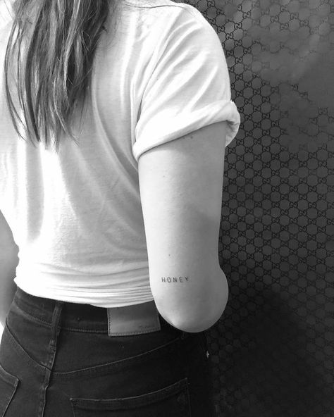 “Honey” tattoo on the back of Chloe Bennet's right arm. Above Elbow Tattoo, Jonboy Tattoo, Tattoos Infinity, Tattoos Mandala, Elbow Tattoos, Inspiration Tattoo, Text Tattoo, Chloe Bennet, Tattoos Geometric