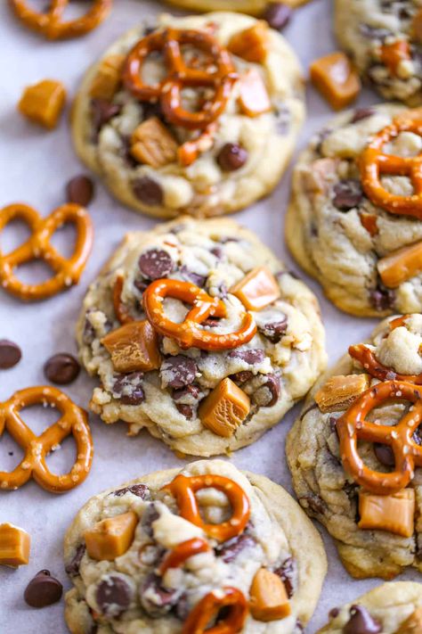 Caramel Pretzel Chocolate Chip Cookies Carmel Pretzel Cookie, Salted Caramel Pretzel Cookies, Pretzel Cookie Recipes, Cookies With Pretzels, Pretzel Chocolate Chip Cookies, Caramel Pretzel Cookies, Peanut Butter Pretzel Cookies, Bakery Stand, Christmas Pretzel