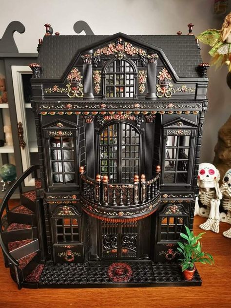 Dollhouse Repaint, Diy Haunted Dollhouse Ideas, Halloween Haunted House Diy, Halloween Dollhouse, Halloween Diorama, Miniature Witch, Haunted House Diy, Dollhouse Halloween, Haunted House Decorations