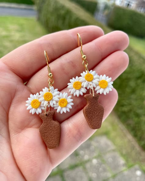 Vase Polymer Clay, Clay Daisy Earrings, Vase Clay, Flower In Vase, White Daisy Flower, Glow Jewelry, Polymer Clay Flower Jewelry, Jewellery Holder, Diy Earrings Polymer Clay