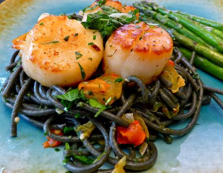 Recipes With Scallops, Squid Ink Pasta Recipe, Pasta With Scallops, Squid Pasta, Black Pasta, Pasta Recipes Video, Ink Pasta, Scallop Pasta, Squid Ink Pasta