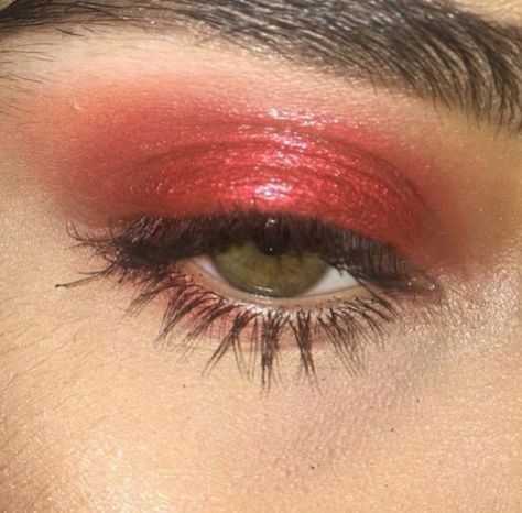 red shadow Red Eye Looks Simple, Makeup To Go With Red Dress Simple, Dark Red Makeup Aesthetic, Dark Red Eyeliner, Red Make Up Look, Subtle Red Makeup Looks, Red Shadow, Red Eyeshadow Aesthetic, Red Makeup Looks Simple