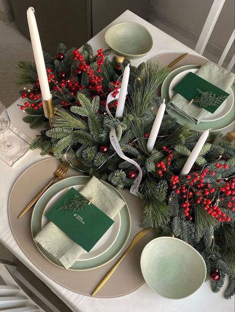 Christmas Dinner Table Settings, Christmas Dining Table, Christmas Dinner Table, Christmas Dinner Party, Dinner Table Setting, Dinner Table Decor, Christmas Interiors, Christmas Tablescapes, Christmas Table Settings