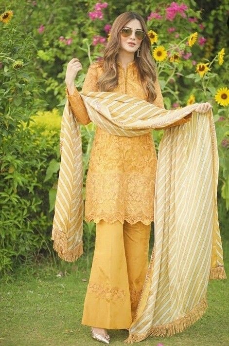 Pakistani Kurti With Bell Bottom Pants, Bell Bottom Pakistani Outfits, Kurti With Bell Bottom Pants, Short Shirt With Bell Bottom Pakistani, Bell Bottom Trousers Pakistani, Pakistani Bottom Designs, Short Shirt With Plazo Pakistani, Bell Bottom Plazo, Bell Bottom Trouser Designs Pakistani