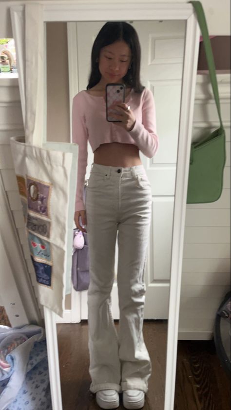 White Flared Jeans Outfit Summer, White Jeans Fit Aesthetic, Outfits With White Flare Jeans, Basic Pink Outfit, White Flared Jeans Outfit, Pink Top Outfit Aesthetic, Pink Top White Jeans, White Flare Jeans Outfit, Princess Polly Outfits