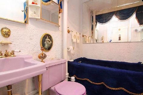 29 Cringe-worthy Bad Real Estate Photos Agents Actually Posted Real Estate Memes, Hilarious Pictures, Virtual Staging, Real Estate Humor, Sell Your House Fast, Palace Of Versailles, Real Estate Photography, Corner Bathtub, Estate Agents