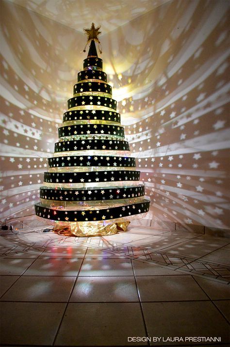 Outdoor Christmas Tree Ideas, Portal Christmas Tree, Artistic Christmas Tree, Christmas Tree Led Lights, Spinning Christmas Tree, Unique Christmas Tree Ideas, Small Space Christmas Tree, Christmas Tree Outdoor, Rustic Christmas Tree Decor