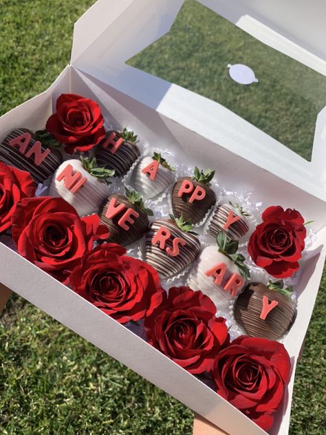 Happy Anniversary Chocolate Strawberries, Anniversary Treat Box Ideas, Happy Anniversary Strawberries, Anniversary Chocolate Strawberries, Anniversary Strawberries, Anniversary Treats, Anniversary Sweets, Anniversary Food, Treat Business