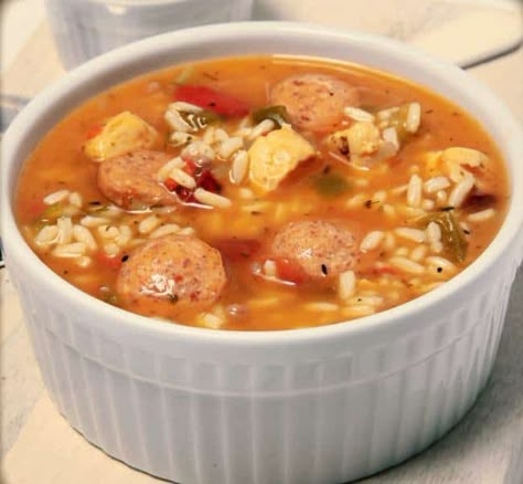 Weight Watchers Friendly Chicken & Sausage Gumbo is a great lighter healthier alternative to traditional Lousiana Gumbo with 3 SmartPoints Meals Crockpot, Chicken Sausage Gumbo, Weight Watchers Meals Dinner, Chicken Sausage Recipes, Chicken Gumbo, Healthy Low Calorie, Sausage Gumbo, Weight Watchers Chicken, Gumbo Recipe